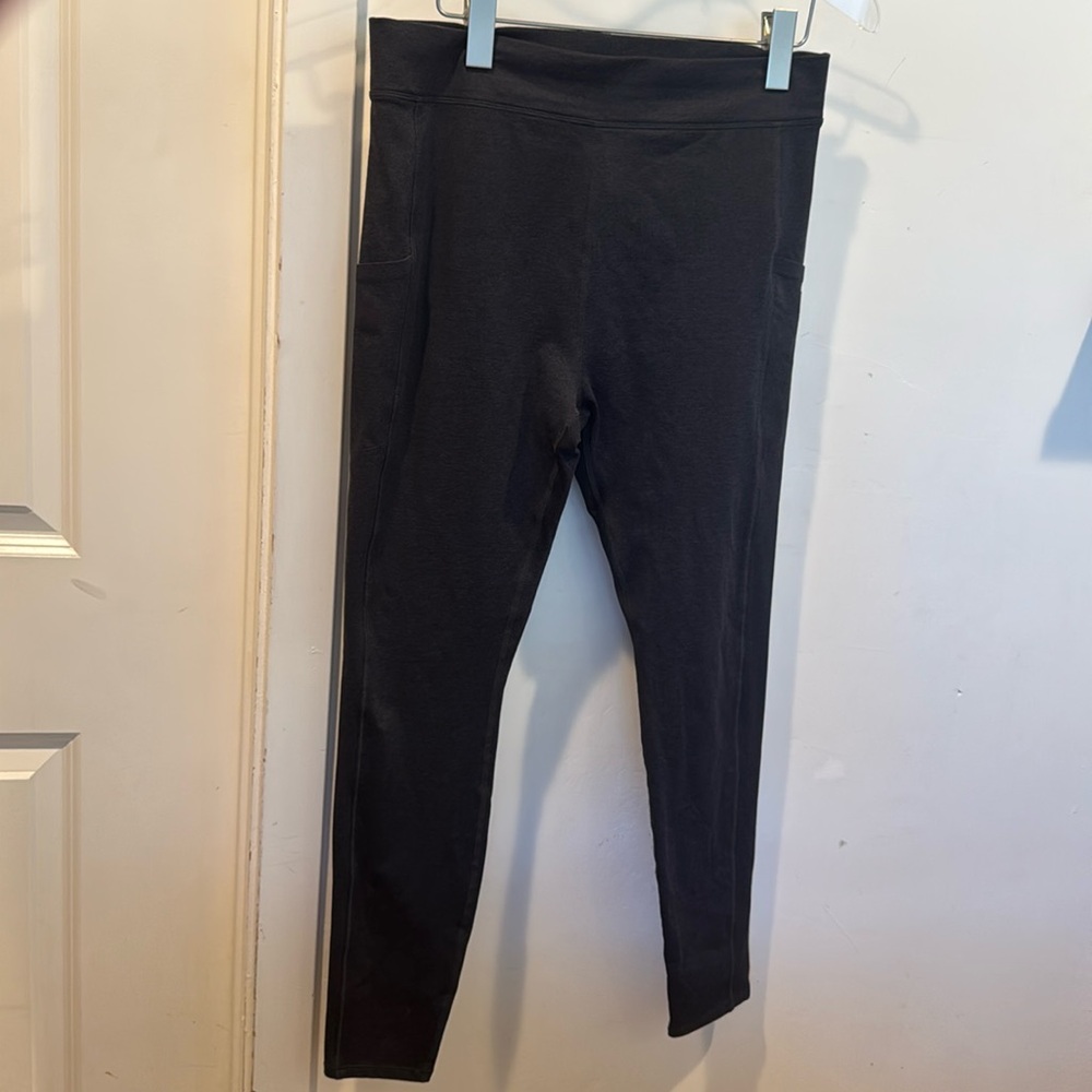 Vuori Studio Pocket Legging, sized XL in Granitr Gray like new!